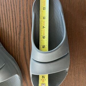 OOFOS gray slides